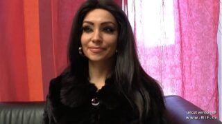 Una zorra recibe una buena follada por el culo