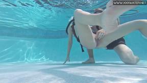 ”Minnie Manga being screwed in the pool”