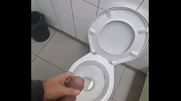 Batendo uma no banheiro da esta&ccedil_&atilde_o.