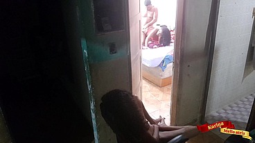 Peguei minha irmã e meu tio transando e fiquei na portar do quarto me tocando...