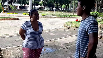 Invito a la vecina a mi casa, quiero que chupe mi verga