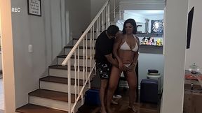 a morena rabuda venho me mostrar o novo biquine nao aguentei e meti a rola naquele bucetao