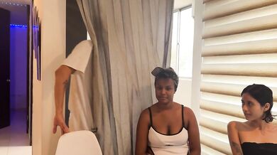 Me aprovecho que mi mujer no me ve, para cogerme duro a su amiga