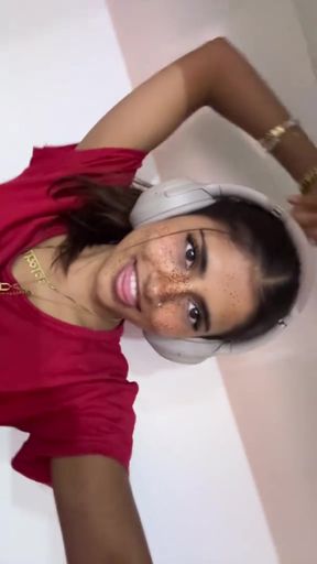 Indian teen shows off her moves on TikTok