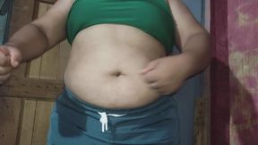 Belly Fetish- mira como se mueve y suena mi panza.