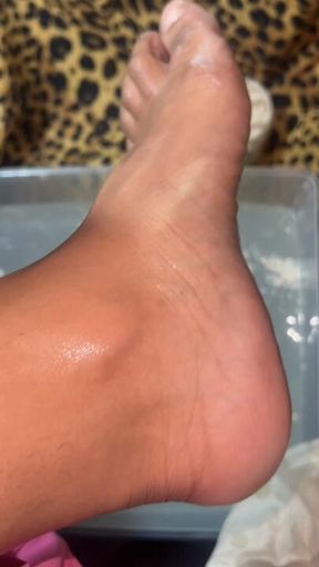 Worship me feet bitch 😘