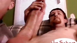 若い10代のゲイカップルは巨根のフェラチオとアナルファックを楽しむ