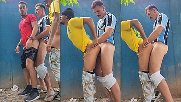 JOGARES HETEROS TRANSAM POR TRÁS DO CAMPO DE FUTEBOL