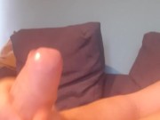 homme se masturbe seul chez lui et ejacule une grosse quantité de sperme sur son torse