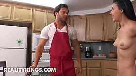 (kylie rocket) chooses to be conformed her personal chefs (Seth Gamble) pecker than the menu - reality kings