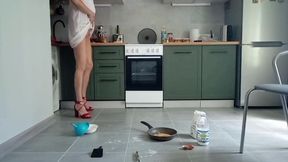 Slut milf cooks pancakes in her pussy