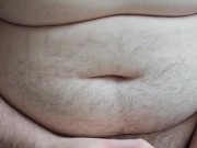 Ours potelée tire du sperme sur lui même