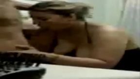 بيمسك الموزه يلعب فيها ويمراس الجنس معاها باوضاع ساخنه