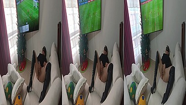 Mi Primamastra Se Calienta Viendo El Partido De España Vs Japon Le encanta tocarse La Concha Y El culo 4