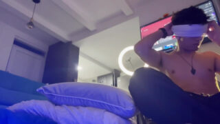 Amateurhafte, dünne Teenager haben ungeschützten Sex mit einer muskulösen Sex-Puppe mit großem Penis in einem selbstgedrehten Video.