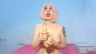 身材苗条、胸部丰满的18岁Ram角色扮演女孩在一段火辣的第一视角视频中展现了强烈的颜射自慰。