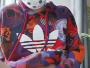 バルコニーで自慰行為をしているかわいい男の子