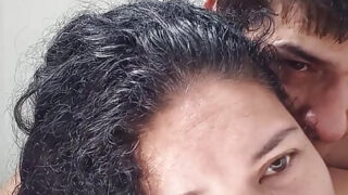 Pelacur berambut cokelat dewasa yang montok sedang bercinta secara anal