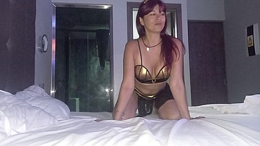 Me follo a mi perrita con sexy disfraz en hostal
