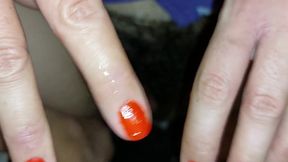 Mulher gostosa toca sua buceta peluda. Buceta gostosa com cabelos castanhos, bunda grande e seios