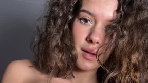 Video uploaded by @NikaDevis @Showing Boobs and #Small Tits #Brunette #Solo #Naked sexy film gratis | Tik.Porn
