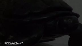 Sultry MILF Louise du Lac gapes on the sofa while getting pounded by a fresh actor