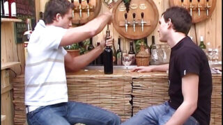 Avrupalı yakışıklı Tom Novy ile korunmasız cinsel ilişki, oral seks, el ile tatmin ve bolca meni boşalması içeriyor.