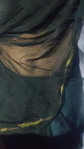 Indian Aunty Saree Exposing Hot Navel Exposing to Boy