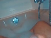 Bonne éjaculation dans le bain