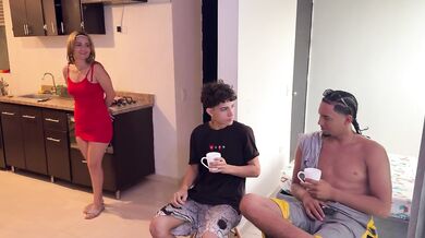 El amigo de mi cornudo marido me folla mientras él está distraído en cama