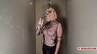 Skønhed med store bryster i bruseren. Rør ved min nøgne krop, rør ved mine bryster og kom