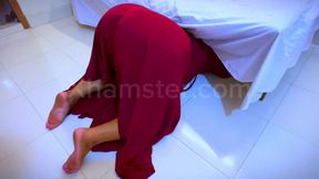Egyptian Hot Stepmom Sweeping Stepson&#039;s Bed Room &amp; Unfortunately She Stuck Inside The Bed
