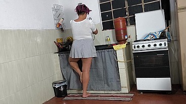 a amiga sapatao da minha mulher estava lavando a louça em casa de saia fiquei com tesao puxei pro lado e meti muito nela