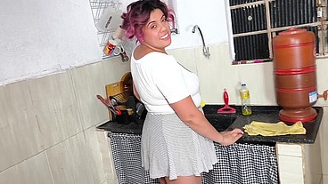 a amiga sapatao da minha mulher estava lavando a louça em casa de saia fiquei com tesao puxei pro lado e meti muito nela