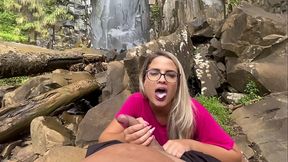 Boquete guloso com muita garganta profunda e leitinho na boca na trilha da cachoeira - Greedy blowjob with a lot of deep throat and milk in the mouth on the waterfall trail