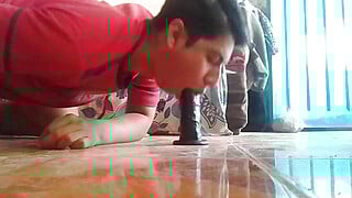 Whore's got a hungry ass and he's enjoying a few sits