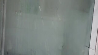 A kiszakadt, érett amerikai melegeket gőzölgő zuhany alatt basznak meg