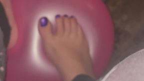 Feet bouncing in Balloon