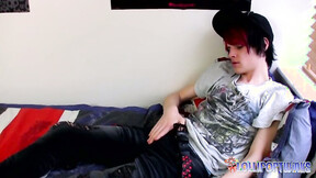 ”LollipopTwinks: Charming Brit Damien Warms Up With A Steamy Solo Performance”