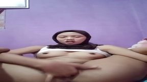 Innocent jilbab girl gets fingered in the kammer