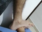 Grabo a los pies de mi cuñado
