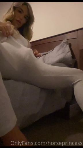 Travesti de pijama com seu pau enorme e duro