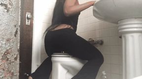 Lisa Marie's ASStonishingly Painful Expulsions!!! MOV Version
