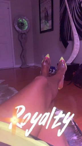 Walking with friends #feetfetish #footfetish #shoefetish #toes #legsfordays #royalty #footworship #footfetishnation #feetporn #walking #opentoeshoes