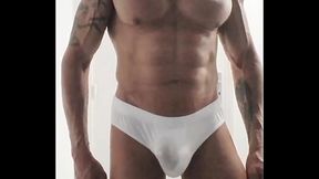 Exhib dans les vestiaires je pisse dans mon slip avant d'_&eacute_jaculer dedans,