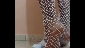 Crossdresser in sneakers ( cdzinha putinha tirando os t&ecirc_nis )