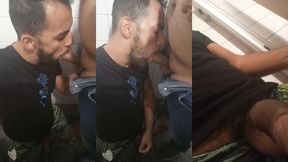 tomei leite de um urso macho no banheiro do supermercado