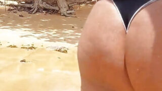 Penari silang Brazil yang horny mengusik punggung gelembung dan zakar besar melancap dalam pakaian dalam seksi di luar