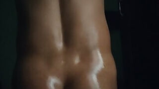 Fiatal indiai meleg kurva olajozottan seggbe bassza az irodát, és szőrös puncit nyalás közben