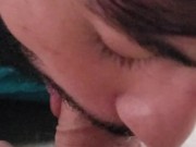 CHUPANDO O PAU UNCUT DO MEU MARIDO ATÉ GOZAR